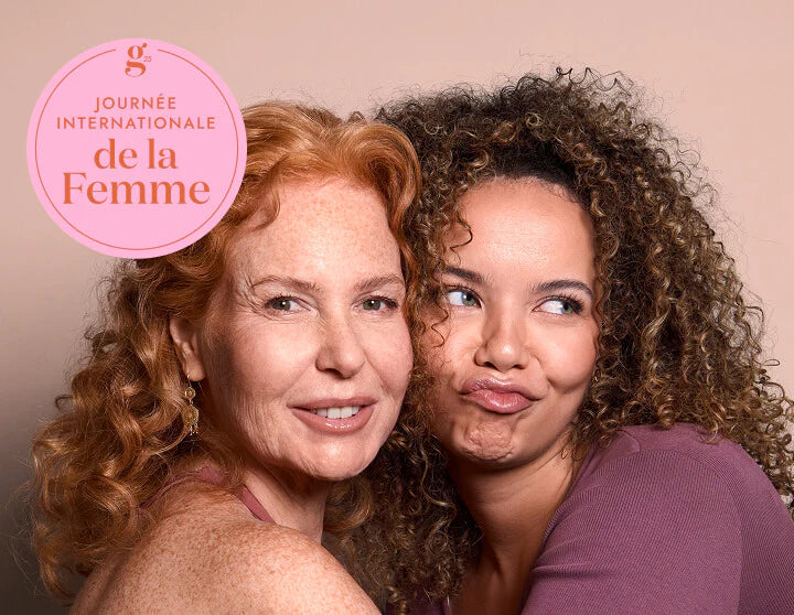 Campagne Journée internationale de la Femme French Vitality, deux femmes souriantes de générations différentes, peau lumineuse et cheveux bouclés