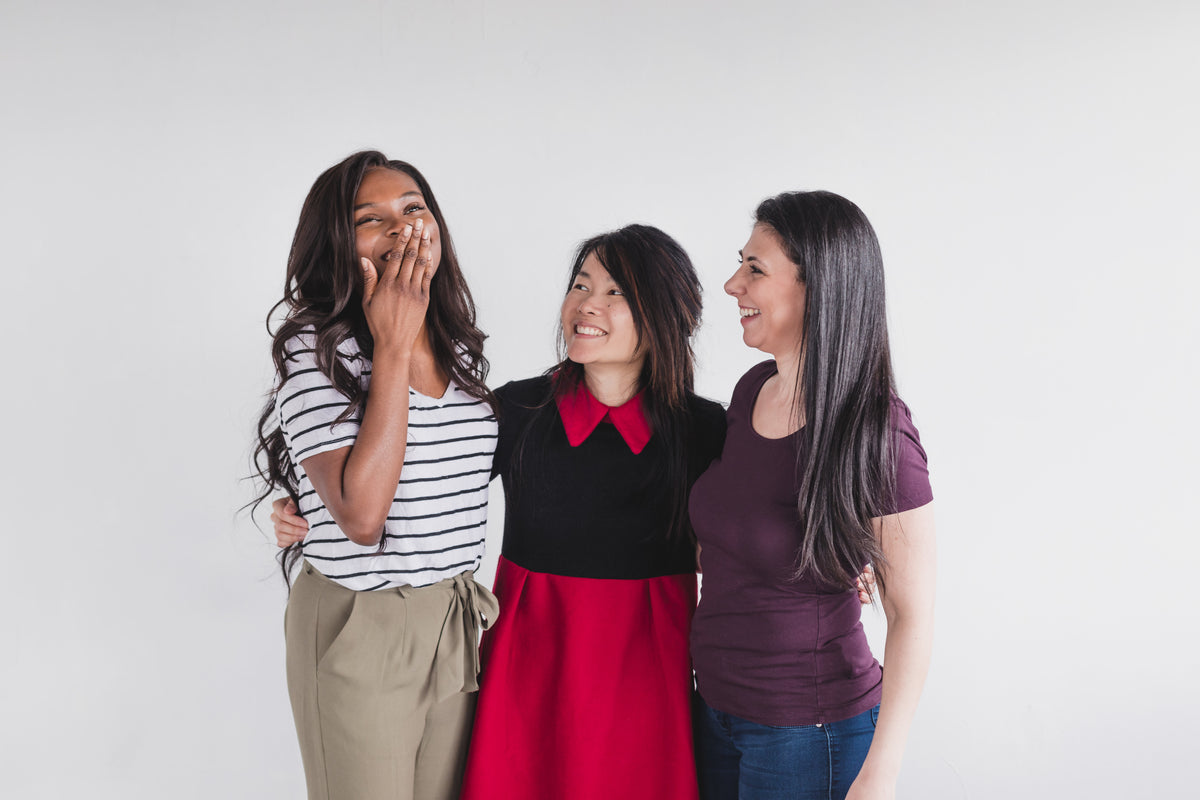 Trois femmes souriantes et complices