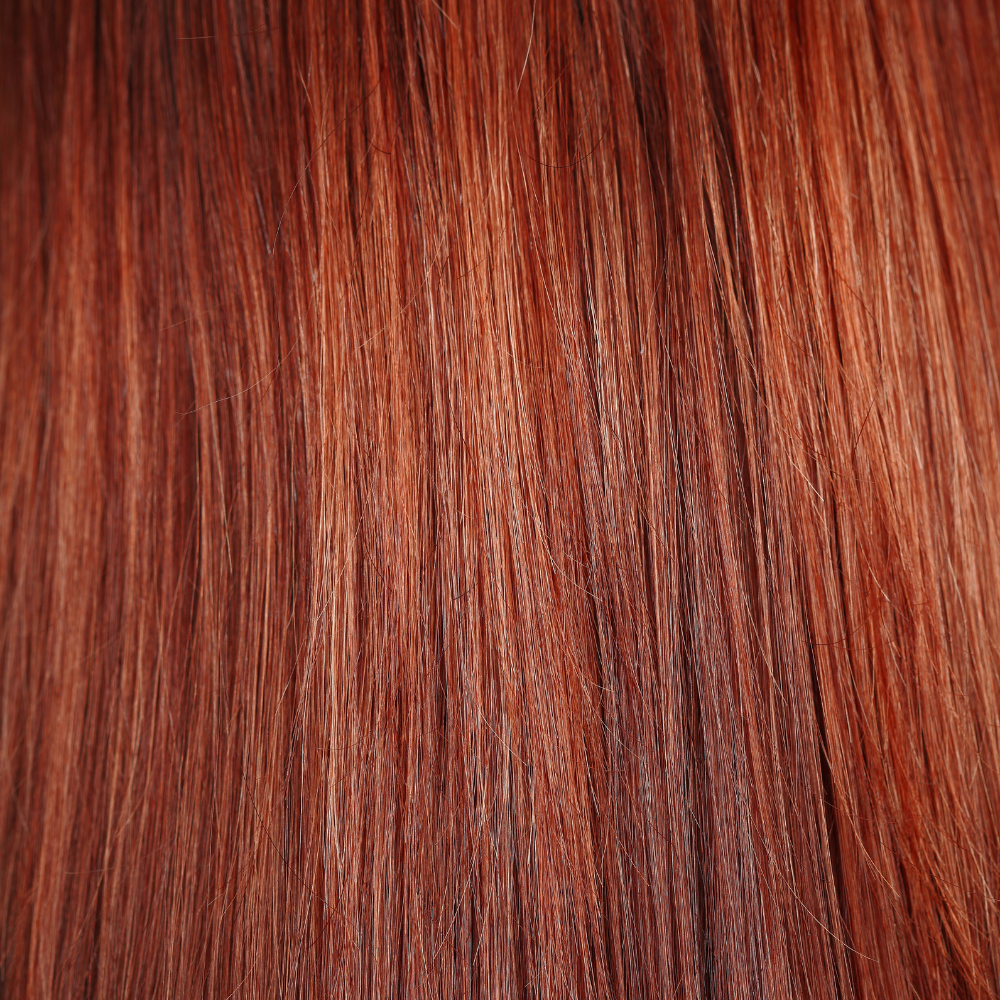 Gros plan sur une chevelure rousse lisse et brillante