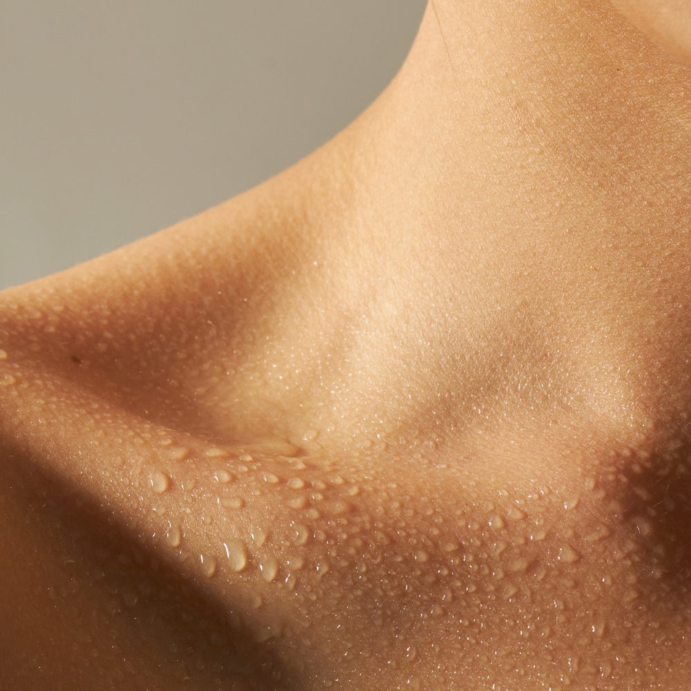 Gros plan sur une peau hydratée, cou et clavicule