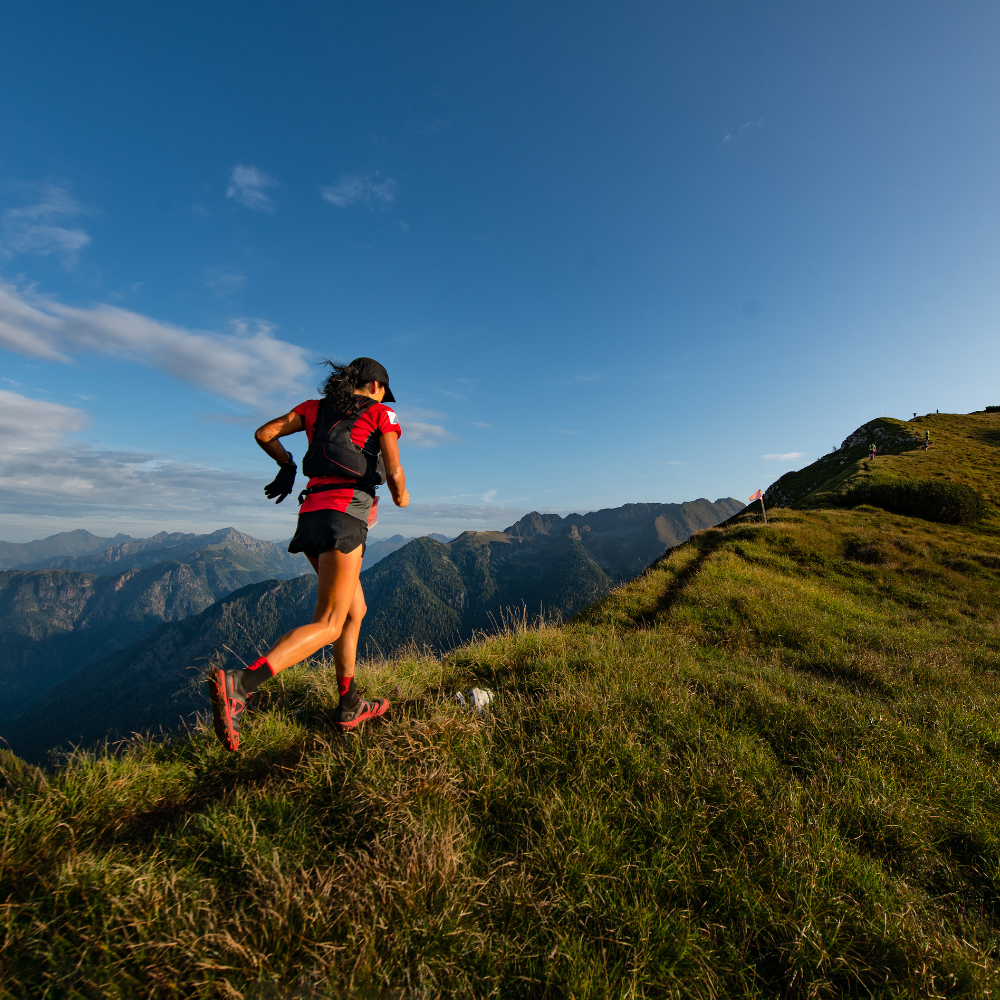 Trail runneuse en montagne au coucher du soleil